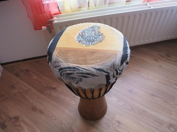 Djembé + Hoes uit Mali, 64cm hoog, 37cm diameter, Muziek en Instrumenten, Percussie, Zo goed als nieuw, Melodische percussie, Ophalen