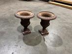 2x gietijzeren potten op voet a 21cm hoog, Ophalen of Verzenden, Zo goed als nieuw, Metaal, Minder dan 25 cm