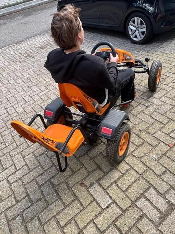 Orange two-seater go-kart beschikbaar voor biedingen