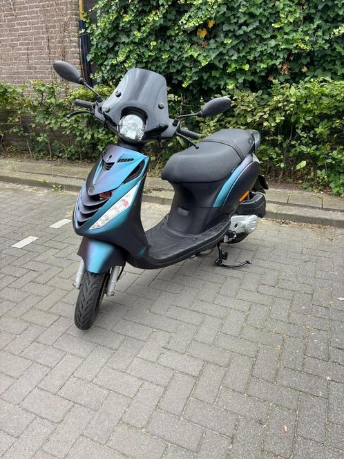 Piaggio Zip CD2 - juli 2021, Fietsen en Brommers, Scooters | Piaggio, Zo goed als nieuw, Zip, Maximaal 45 km/u, Benzine, Ophalen