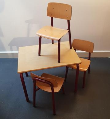 Vintage schoolsetje: tafel + 3 stoeltjes (Zwitserland - '70)
