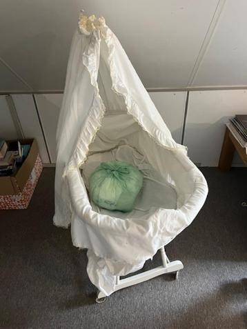 Brocante wieg met hemeltje en op wieltjes.  compleet beschikbaar voor biedingen