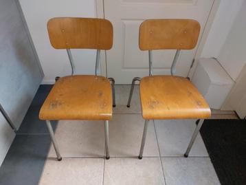 Vintage schoolstoel beschikbaar voor biedingen