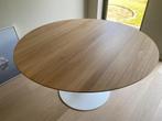 Tafels massief hout, stoelen, Eero Saarinen, rond, ovaal