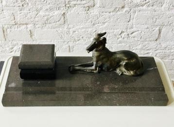 Inktstel marmer met bronzen windhond beschikbaar voor biedingen