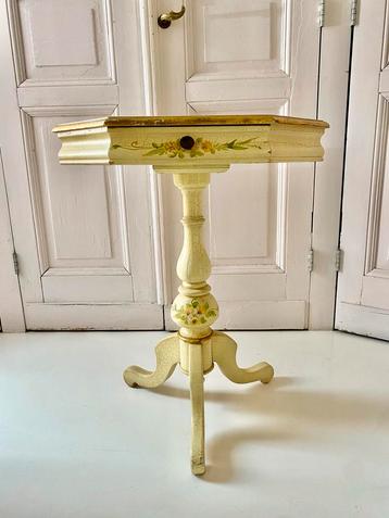 Vintage wandtafel met bloemetjes, lichte gebruikssporen beschikbaar voor biedingen