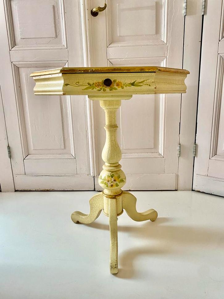 Vintage wandtafel met bloemetjes, lichte gebruikssporen, Huis en Inrichting, Tafels | Bijzettafels, Gebruikt, Overige vormen, 60 cm of meer