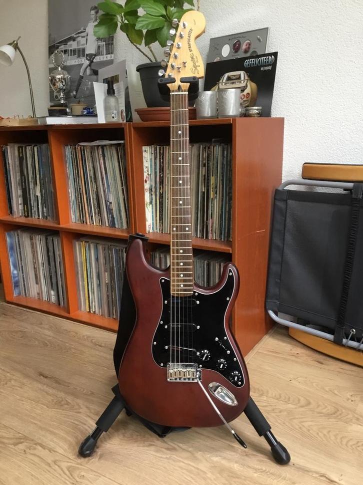 Squier Stratocaster met Lace Sensor pickups, Muziek en Instrumenten, Snaarinstrumenten | Gitaren | Elektrisch, Zo goed als nieuw