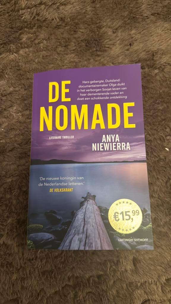 De Nomade - Anya Niewierra, Boeken, Thrillers, Zo goed als nieuw, Nederland, Ophalen of Verzenden