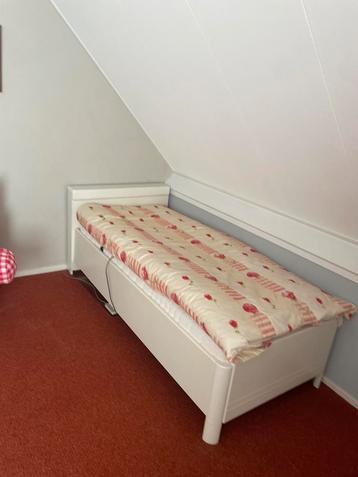 Eenpersoonsbed incl matras en elektrische Bodem beschikbaar voor biedingen