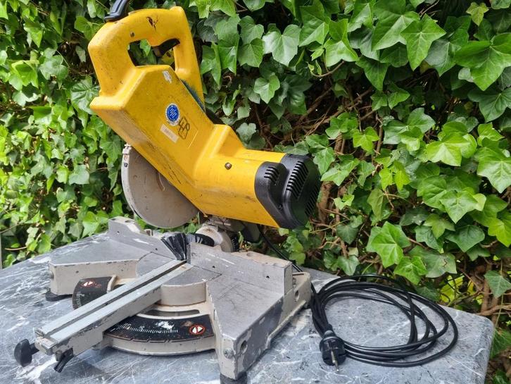 DEWALT Radiale afkortzaag, Doe-het-zelf en Verbouw, Gereedschap | Zaagmachines, Gebruikt, Afkortzaag, 1200 watt of meer, 30 tot 70 mm