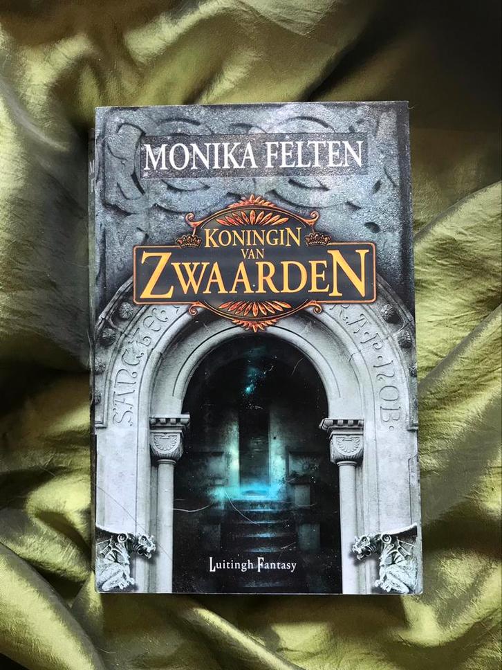 Koningin van zwaarden, Boeken, Fantasy, Zo goed als nieuw, Ophalen of Verzenden