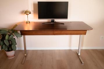 Bureau Walnotenhout beschikbaar voor biedingen