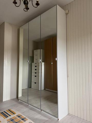 Spiegelkast met deuren beschikbaar voor biedingen