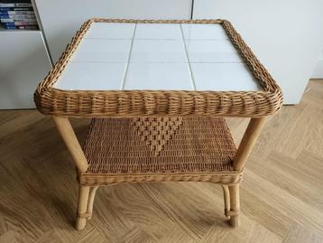 Vintage salontafel van pitriet en tegels | rotan beschikbaar voor biedingen