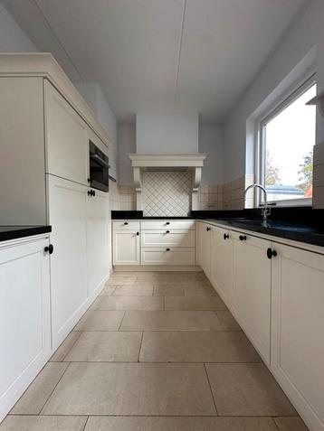 Klassiek Landelijke keuken met miele en siemens apparatuur beschikbaar voor biedingen