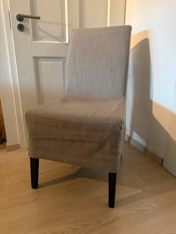 4 eetkamerstoelen met nieuwe hoezen beschikbaar voor biedingen