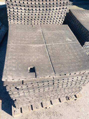 15 Beschadigde rubber matten 100x100x4  beschikbaar voor biedingen