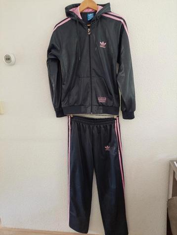 Trainingspak Adidas original XL grijs+roze accent 1XGegragen beschikbaar voor biedingen