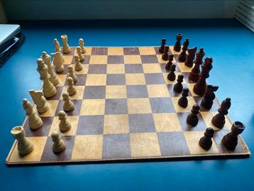 Vintage houten schaakspel met houten stukken beschikbaar voor biedingen