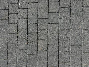 11-8; 500m2 gebruikte beton klinkers 20x20x8cm zwart  beschikbaar voor biedingen