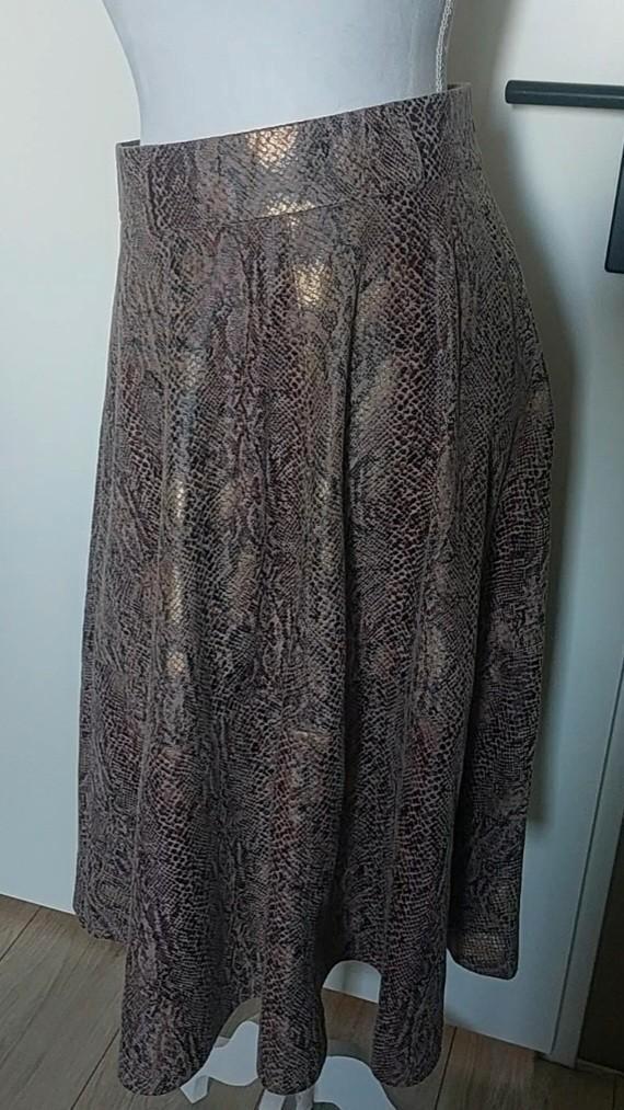 VILA reptielenprint rok met ceintuur maat S, Kleding | Dames, Rokken, Zo goed als nieuw, Maat 36 (S), Bruin, Onder de knie, Ophalen of Verzenden