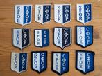 12 SFOR EMBLEMEN (blauw / wit), Verzamelen, Ophalen of Verzenden, Landmacht, Nederland, Embleem of Badge