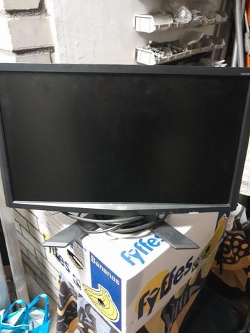 Diverse computerschermen beschikbaar voor biedingen