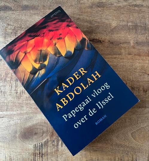 Kader Abdolah - Papegaai vloog over de Ijssel, Boeken, Literatuur, Nieuw, Nederland, Ophalen of Verzenden