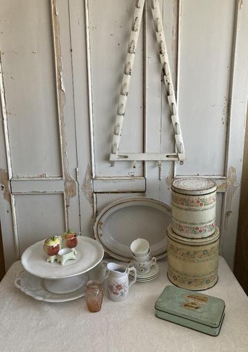 Brocante dekselrek - schalen - blikken - melkkannetje beschikbaar voor biedingen
