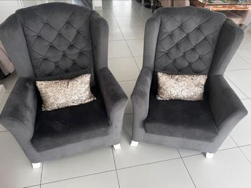 Fauteuils 105cm(h) x 80cm (b) x 75cm (d) beschikbaar voor biedingen