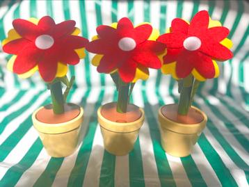 Bloemenset van vilt en hout in terracotta potjes beschikbaar voor biedingen