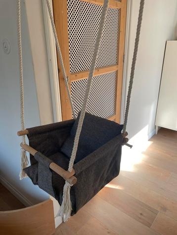 Babyschommel hout/ grijze stof met kwastjes beschikbaar voor biedingen