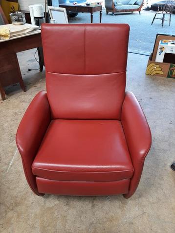 PractiComfort rode leren staop-relaxfauteuil.  beschikbaar voor biedingen
