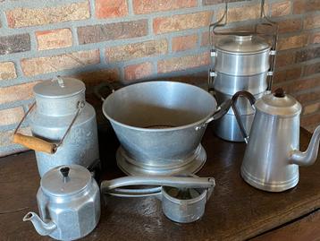 Brocante set diverse aluminium items beschikbaar voor biedingen
