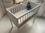 White wooden co-sleeper baby bed, Kinderen en Baby's, Babywiegjes en Ledikanten, Ophalen, Zo goed als nieuw, Wieg