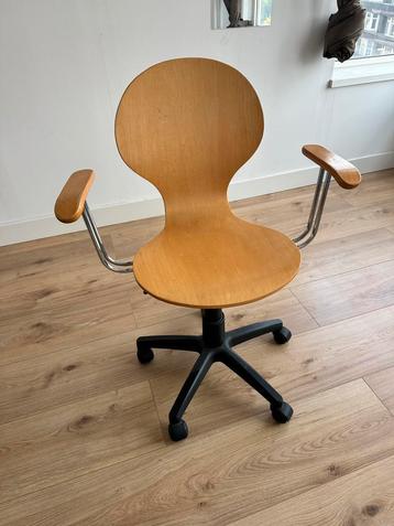 Leuk retro-style houten bureaustoel beschikbaar voor biedingen