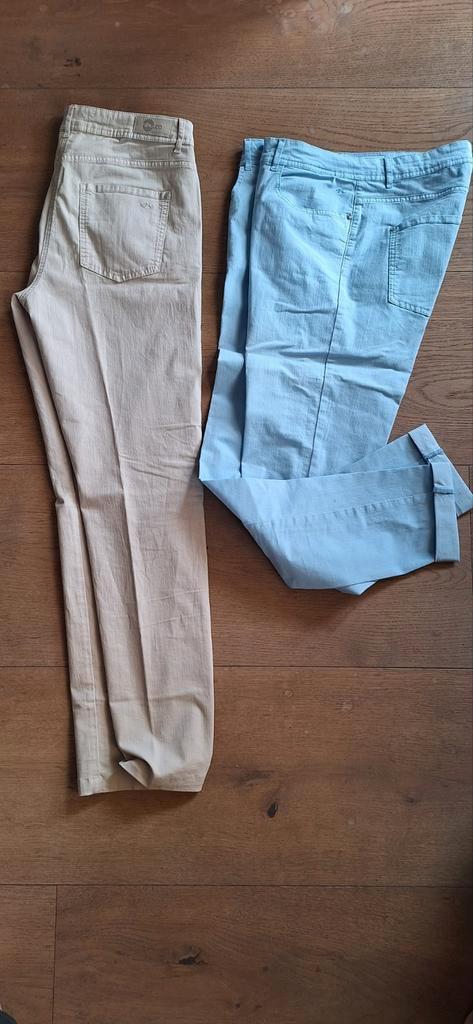 Te koop twee damesbroeken beige en lichtblauw, lange pijp, Kleding | Dames, Broeken en Pantalons, Gedragen, Maat 42/44 (L), Beige
