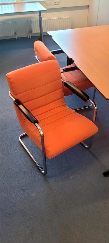 2 mooie stoelen, kantoor stoelen.  beschikbaar voor biedingen