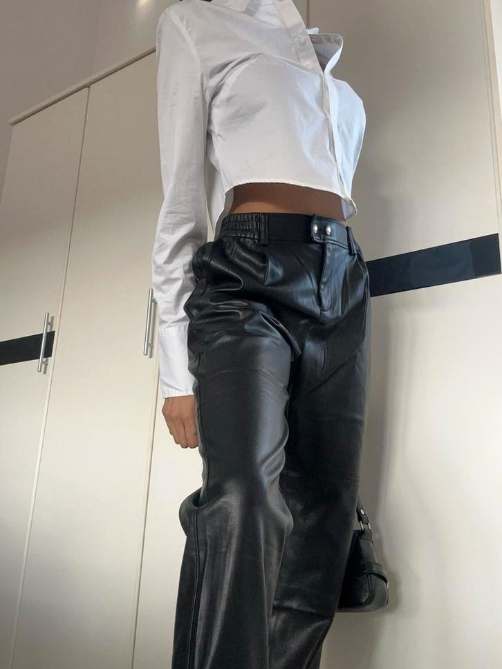 Zwarte imitatieleer (faux leather) broek, Kleding | Dames, Broeken en Pantalons, Zo goed als nieuw, Maat 36 (S), Zwart, Lang, Ophalen of Verzenden