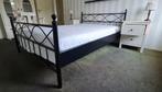 Stalen bed met 2 houten nachtkastjes., Huis en Inrichting, Slaapkamer | Bedden, 180 cm, Metaal, Zo goed als nieuw, Zwart