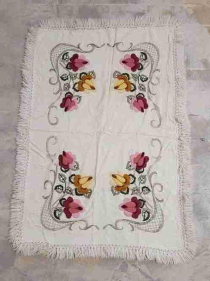 Vintage retro tafelkleed hangemaakt bloemen 133/90 franjes, Huis en Inrichting, Stoffering | Tapijten en Kleden, Gebruikt, 100 tot 150 cm