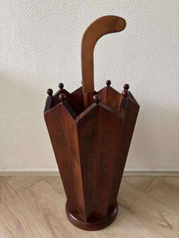 Vintage houten paraplubak in de vorm van een paraplu. beschikbaar voor biedingen