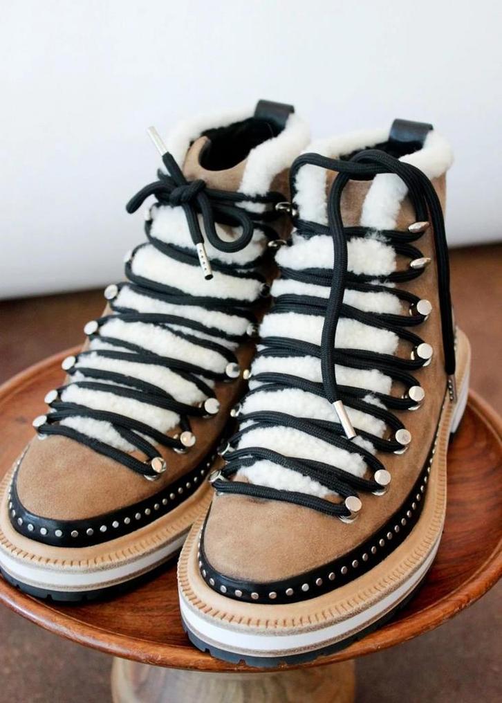 Rag & Bone compass enkelboots met teddy en studs, Kleding | Dames, Schoenen, Zo goed als nieuw, Lage of Enkellaarzen, Beige, Ophalen of Verzenden