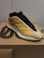 Yeezy 700 V3 Mono Safflower - Maat 39 1/3, Kleding | Heren, Schoenen, Ophalen of Verzenden, Zo goed als nieuw, Overige kleuren