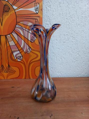 Poolse kleurige vaas. Vintage. Glazen object. Retro