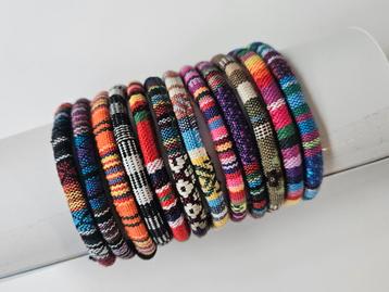 12 Kleurrijke Stoffen Armbandjes beschikbaar voor biedingen