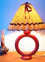 Rood keramische tafellamp met geplisseerde kap - jaren 7080, Huis en Inrichting, Lampen | Tafellampen, Overige materialen, Gebruikt