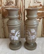 2x Brocante glazen - opaline vazen met witte bloemen, Ophalen of Verzenden