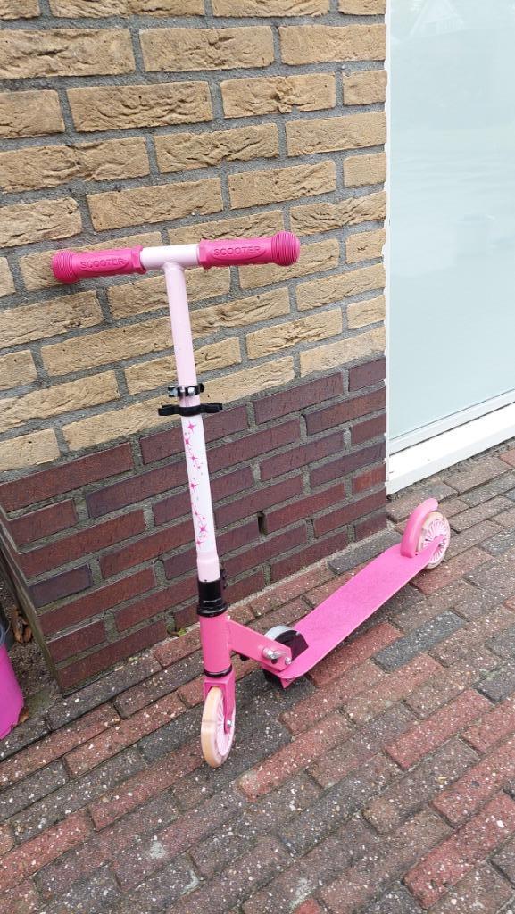 Roze kinder step met lichtjes in de wielen, Fietsen en Brommers, Steps, Gebruikt, Gewone step, Ophalen